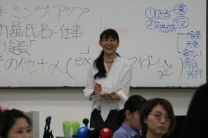 女性1