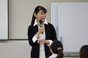 女性1